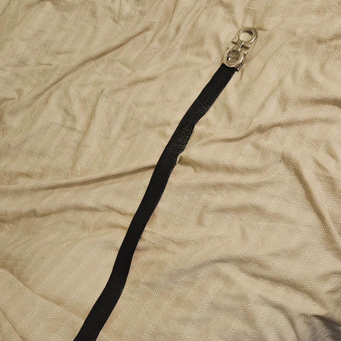 Svart Ferragamo bälte med silverdetalj - 1