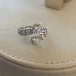 Silverring med droppformade stenar - Silverring med två stora droppformade, gnistrande stenar och mindre stenar runtom. Använd någon gång 