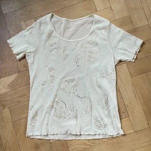  meshtopp - gul/beige unik meshtopp med gulddetaljer och rhinestones på framsidan😼❣️ står ingen storlek men skulle säga S/M. (sitter löst på mig som har S)