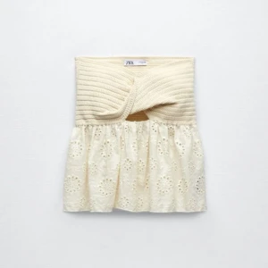 Beige/krämfärgad tub/bandeu topp från Zara - Supersöt beige tubtopp från Zara med virkad överdel och volangig spets nertill. Toppen är ärmlös och har ett broderat blommönster i tyget. Perfekt för sommarens alla tillfällen och ger en romantisk vibe. Storlek S men den passar mig som är XS