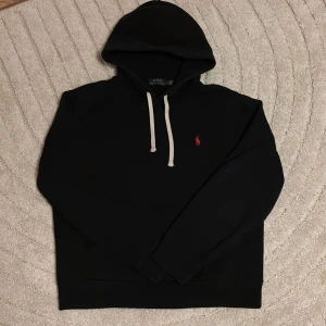 Ralph Lauren hoodie  - Skick: 9/10 | Storlek: S | Passar XS | Passar perfekt för dig som är 165-170 | Nypris: 2500 | Mitt pris: 1300 | Pris kan diskuteras vid snabb affär! | Hör av er vid frågor eller minsta lilla fundering 🤩🙌