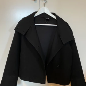 Svart kappa - Super fin kappa men den är lite små nopprig som syns på bild, men jag tycker inte att det märks när man använder den. Sitter fast lite små ”hår” i den men ja har fått bort det mesta, fixar ännu mer om den blir såld såklart. Inte bästa skick men funkar under hösten💕 skulle säga att den passar xs-s