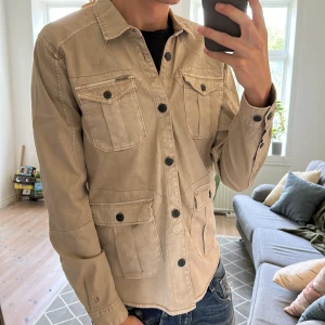 Overshirt  - Stilren och trendig overhsirt perfekt inför hösten. Mycket bra skick skriv vid fundering✌️😇