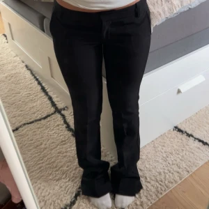 Svarta lågmidjade kostymbyxor från BikBok (tall) - Helt nya, jättesnygga kostymbyxor från BikBok med låg midja. Säljer för att de va för små och för långa från mig. Storlek 36/tall