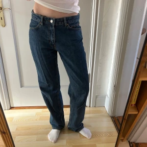 Mörkblå jeans från Gina - Klassiska jeans från Gina i rak stil med medelhög midja. Längden är bra (jag är 177). Storlek 36. Säljer då jag inte får användning för dem längre. Skriv gärna vid frågor ☺️