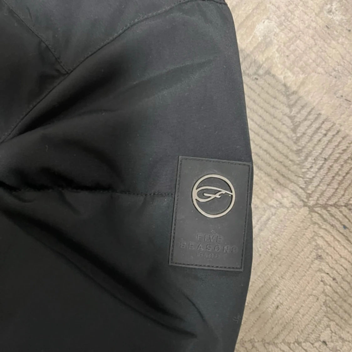 Svart pufferjacka från Five Seasons - 1