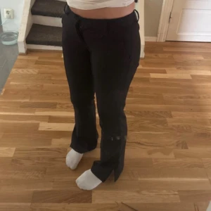 BIKBOK Lågmidjade kostymbyxor  - Snygga svarta kostymbyxor med bootcut-modell och låg midja. Byxorna har klassisk passform och är perfekta för en stilren look. Tillverkade i ett mjukt och följsamt material som ger en bekväm känsla hela dagen.