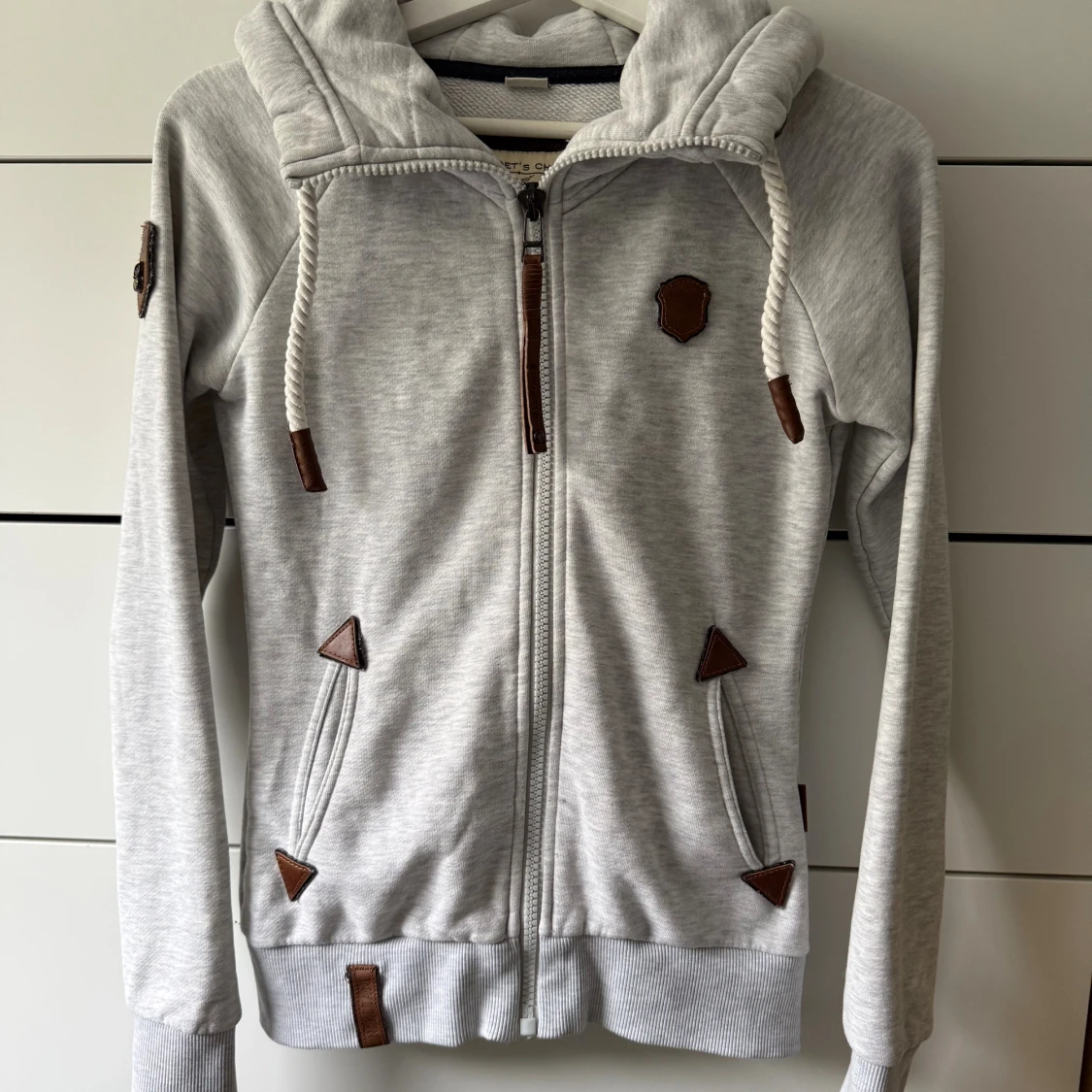 Ljusgrå hoodie från Naketano  - 4