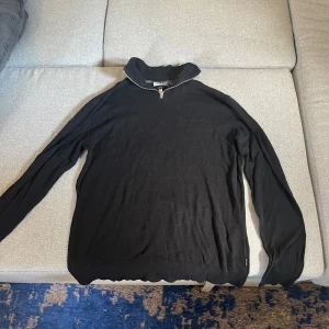 Svart halfzip tröja Jack & Jones - Svart halfzip tröja från Jack&Jones stl M. Använd men inte på ett tag.