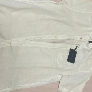 Vit linneskjorta från GANT, S - Vit kortärmad linneskjorta av GANT. Helt ny och oanvänd! Nypris 1199kr!