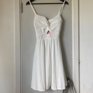 Jättefin vit klänning  -  Säljer nu en jättefin sommarklänning med jättefin design då jag inte använder den längre. Den är i storlek M tror jag!🌸