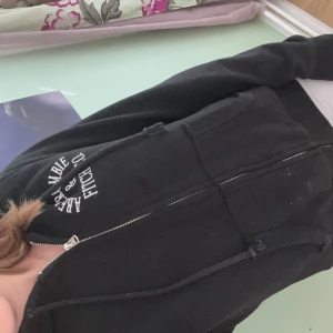 Abercrombie & fitch zip up - Hej säljer den hära koftan, den är fett snygg men inte helt min stil längre🍁🤎.     Har någon fläck men går någ bort i tvätten!