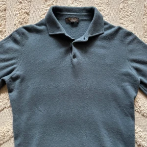 Loro Piana baby cashmere  - Loro Piana baby cashmere långärmad tröja. Väldigt svår att få tag på, nypris runt 18000kr! Wash taggen e lite lös vid ena sidan som syns på den sista bilden men borde gå att fixa, annors en väldigt snygg tröja!