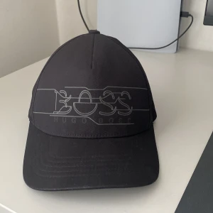 Hugo Boss keps - Kan ändra storleken hur stort/litet du vill. Köpt från Johnells.