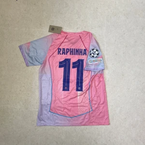 Barcelona ”Pink Dream” Raphinha #11 - Rosa barcelona tröja med Raphinha #11 på ryggen, oanvänd i storlek M. Finns även UCL märke på ärmen   Kom gärna med bud och frågor