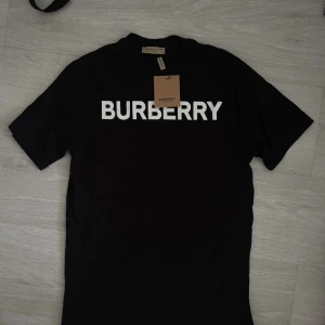 Burberry T-shirt  - Oanvänd och är i tjock och bra material. Inga skador och helt felfri. Nypris 600