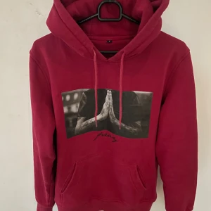 Vinröd hoodie från Mister tee - Vinröd hoodie från mister tee i storlek S, modellen är ca 180cm. Hör av dig vid funderingar!