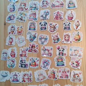 Ej elektronikprodukt - Bilderna visar ett stort antal färgglada klistermärken med födelsedagstema, djur, tårtor och ballonger. Ingen elektronikprodukt syns på bilderna.