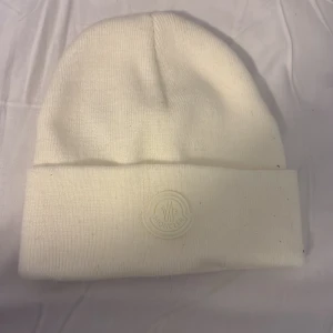 Vit Moncler mössa i ribbstickad stil - Priset kan diskuteras vid snabb affär 