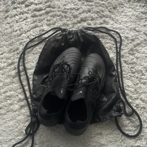 Nike phantom gx elite - Säljer ett par svarta phantom elite fotbollsskor. Helt oanvända strl 45. Vid frågor ställs de privat till mig. Tillkommer svart påse till!! 