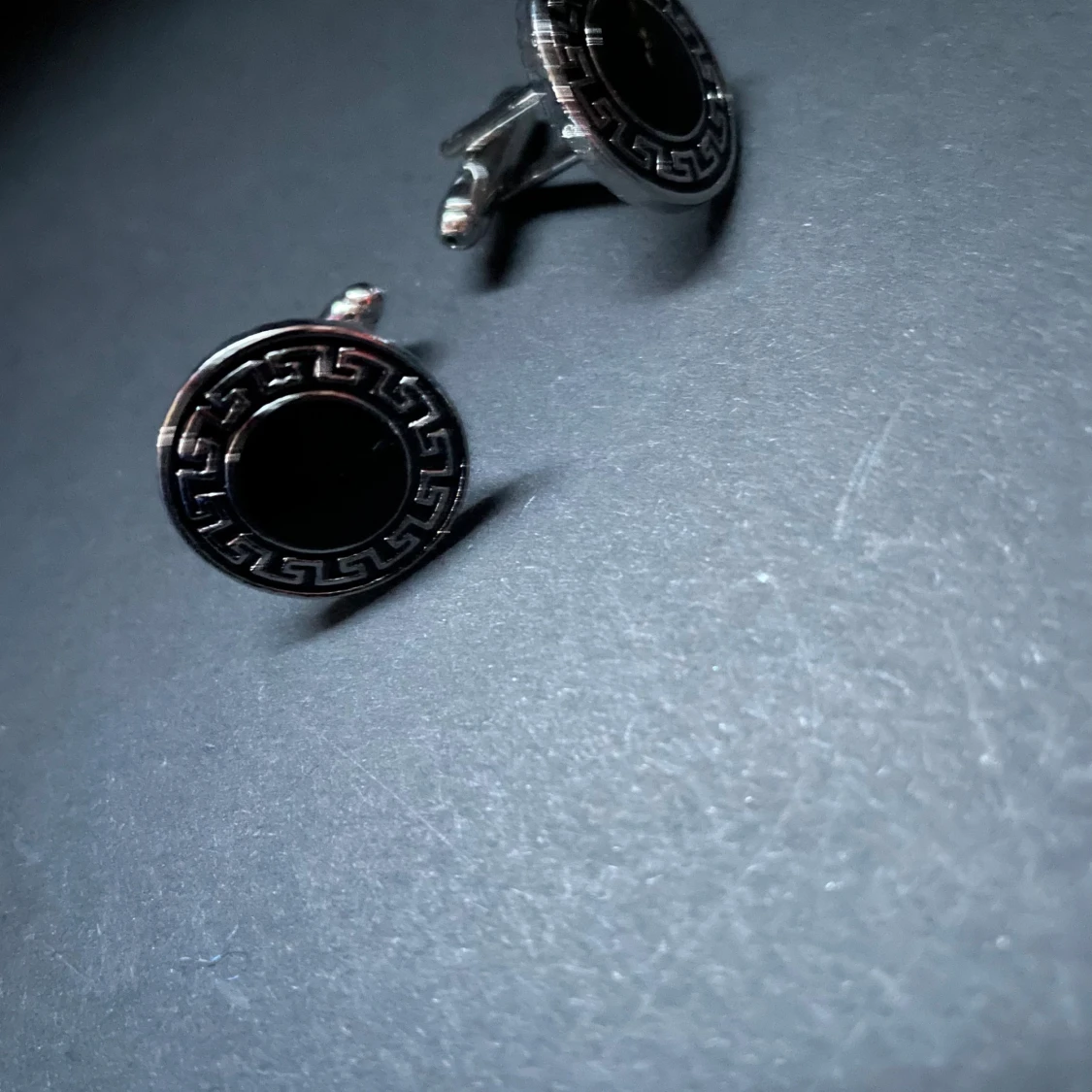 Prisförslag- 1 par Svarta och silver manschettknappar - 1