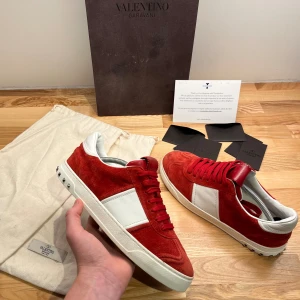 Valentino flycrews - Sjukt feta valentino fkycrews i en snygg röd färg. Skorna är i toppskick och alla spikar ingår! Allt og följer med(box, två dustbags och alla kort samt ett kort som visar att de är köpta på trendsellers. Skorna är köpta på trendseller och är äkta! Skorna är i storlek 39 men kan även passa 40. Hör av dig vid minsta fråga eller fundering! MVH Jg closet.