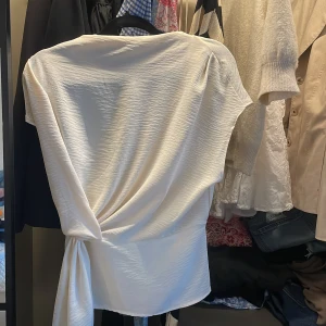 Oanvänd blus från BooHoo - Denna vit/begia blusen är helt oanvänd. Beställd för ca 2 månader sedan. Är Stolek S. 