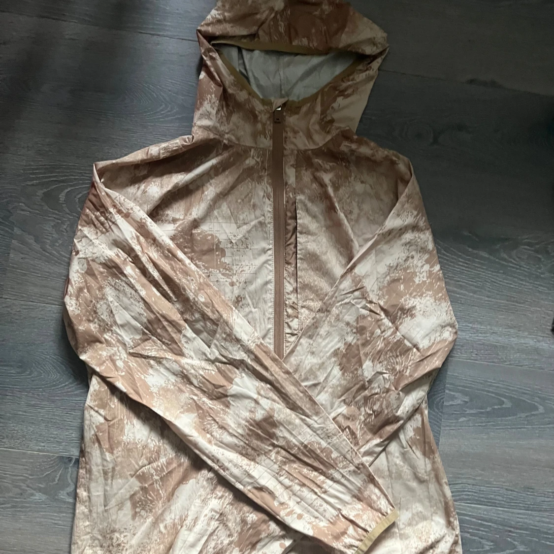 Beige och brun vindjacka med huva - 1