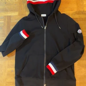 Svart Moncler hoodie med dragkedja - Vid frågor tveka ej!