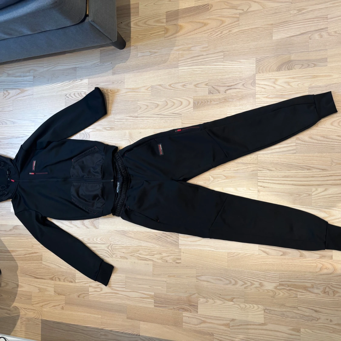 Svart tracksuit från McKenzie med dragkedja