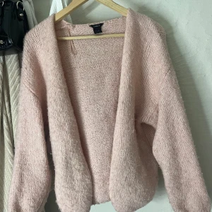 Ljusrosa stickad kofta från Lindex - Jättegossig rosa tröja från lindex!!💕💕 köpt för 400 kr