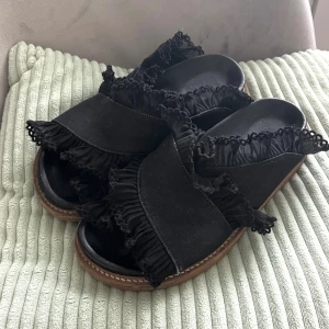 Ganni sandaler - Snygga unika sandaler från Ganni. Säljer de dem inte kommer till användning längre 