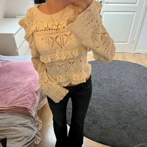 Stickad tröja - Stickad tröja från Zara med volanger, knappt använd utan defekter