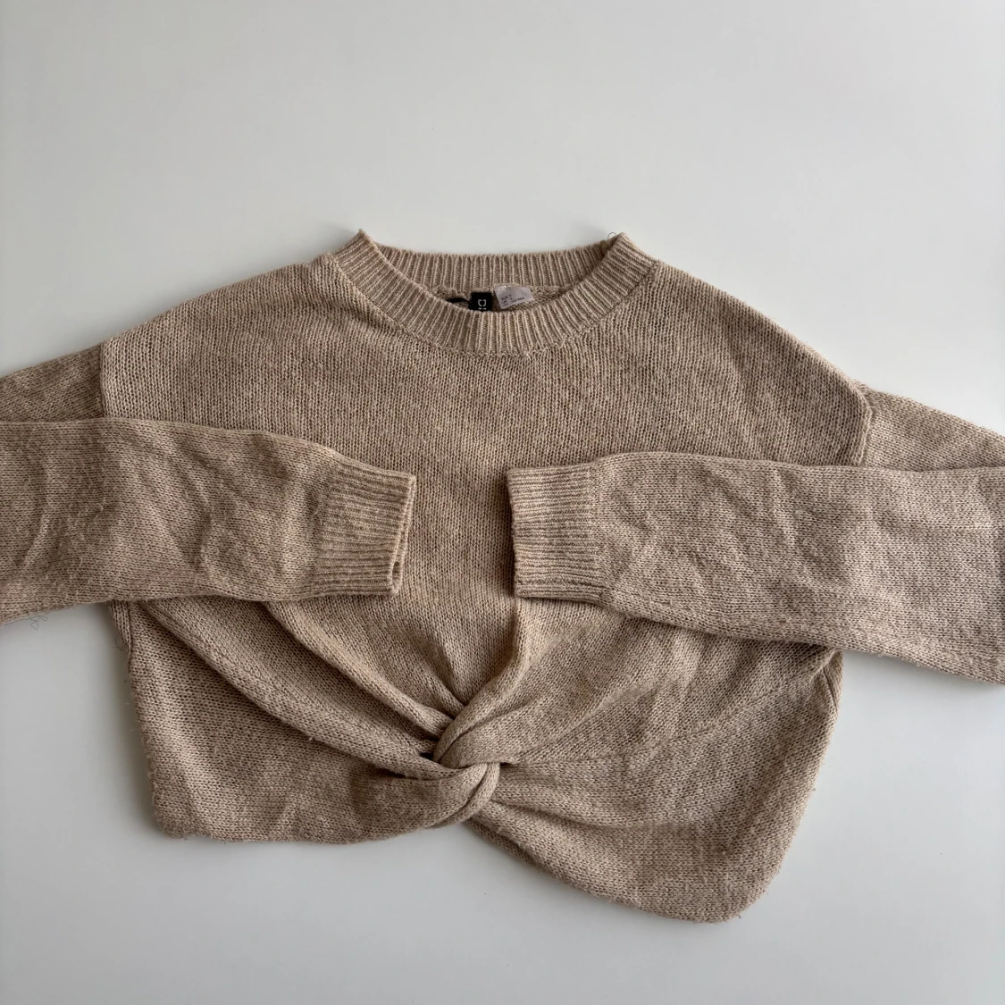 Stickad tröja med knut framtill