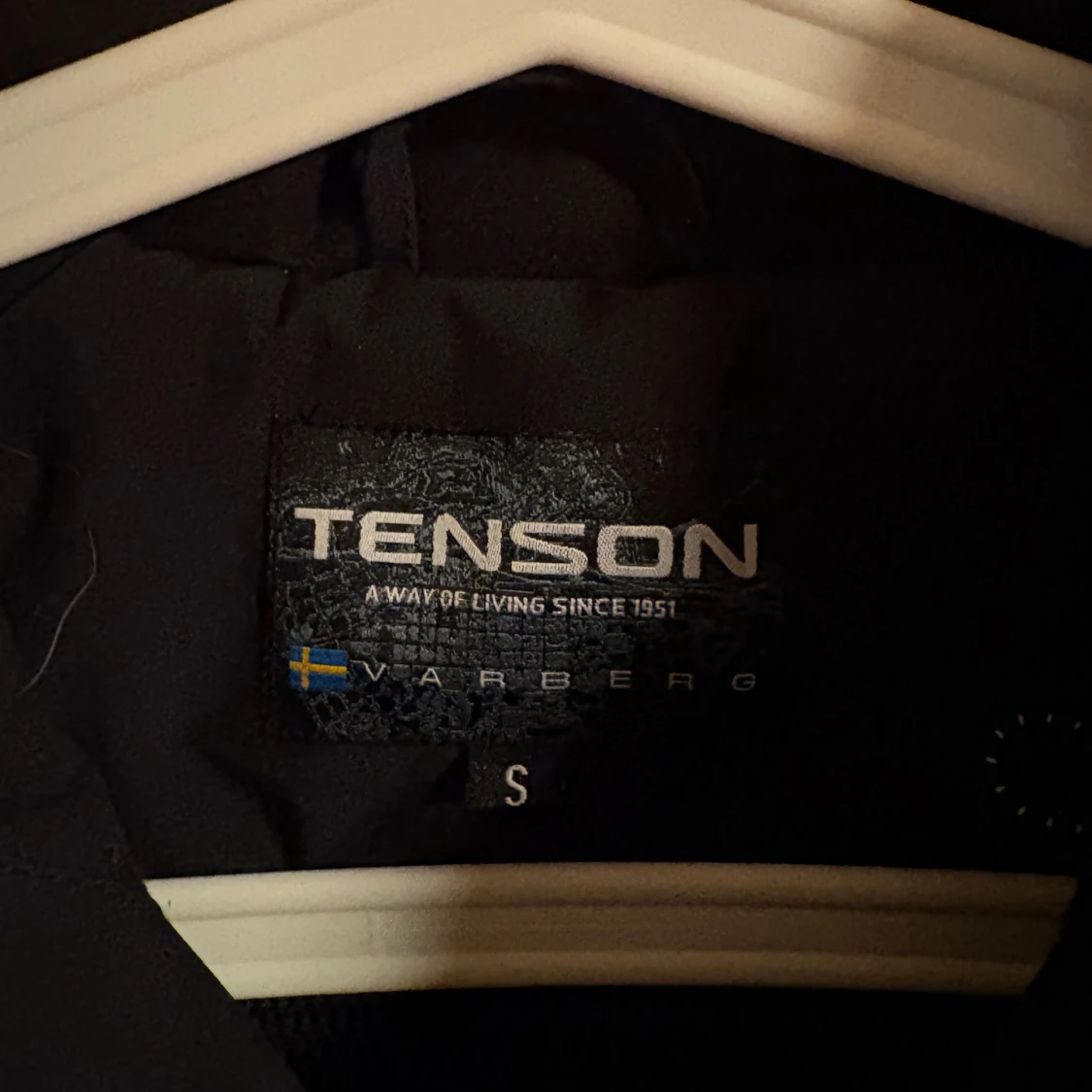 Svart pufferjacka från Tenson med huva - 1