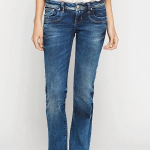 Blå bootcut jeans från LTB - Säljer ett par klassiska blå LTB jeans i bootcut-modell. Jeansen har snygga slitningar framtill, fem fickor och kontrastsömmar. Tillverkade i mjukt denimtyg som sitter skönt och har en tidlös look. Perfekta för dig som gillar en avslappnad men ändå stilren vibe. Använd en gång 
