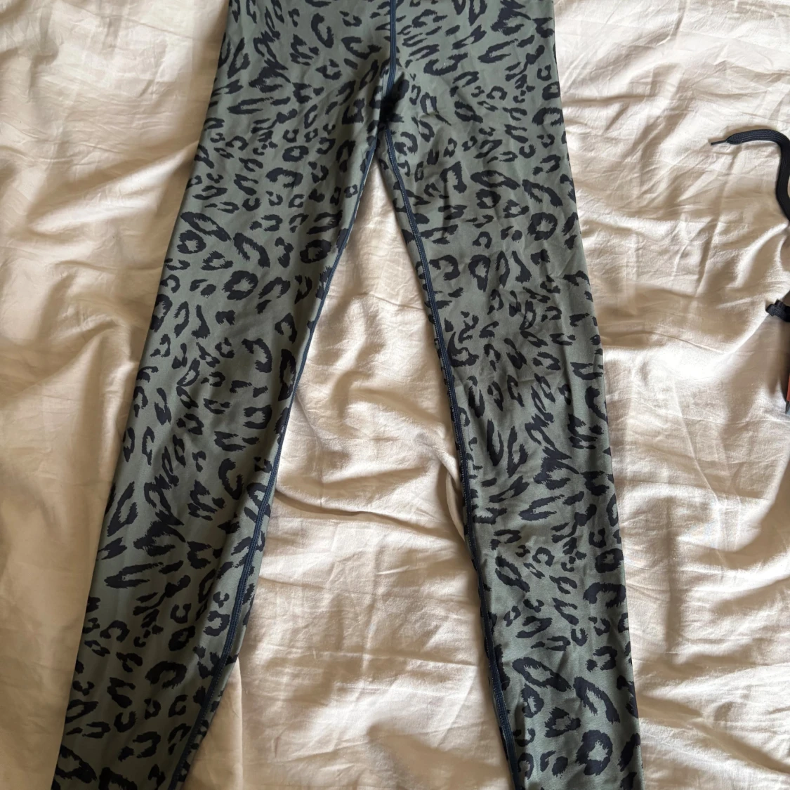 Leopardmönstrade leggings i grått