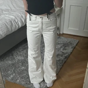 Vita jeans  - Snygga jeans som tyvärr inte kommer till användning 