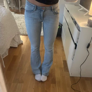 Bootcut ljusblå jeans - Bootcut jeans från gina tricot i en snygg ljusblå tvätt. Klassisk femficksmodell med normal passform och låg midja. 