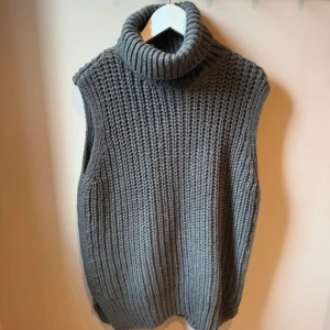 Stickad polo tröja - Säljer min stickad polo tröja från hm, köpte här på plick men den var för stor för mig, aldrig använd