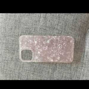 iPhone 14 Skal Rosa  - Snyggt skal till iPhone 14 i rosa i marmor mönster aldrig använd. Jag har en svart iPhone 14 och den är lite genomskinlig så blir finare på en ljusare färg på mobilen