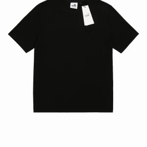 Svart t-shirt från Ami Paris - Svart t-shirt från Ami Paris med broderad logga med hjärta och A på bröstet. Klassisk passform med rund hals och korta ärmar. Tillverkad i mjuk bomull, perfekt för en clean och stilren look.