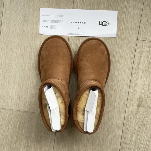 Bruna UGG boots i mocka stl 36 - Säljer ett par klassiska bruna UGG boots i mjuk mocka med fårullsfoder. Aldrig använda köpte fel storlek. Ord. 2250