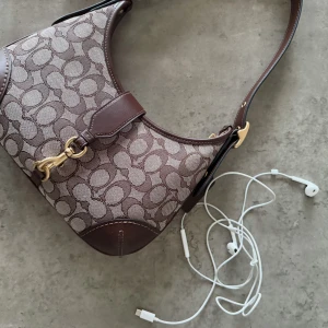 Coach hamptons hobo bag oak  - Använt fåtal gånger och säljer för att jag har använt den för lite, har dustbag osv som följer med! (Fråga om fler bilder behövs!) 💞