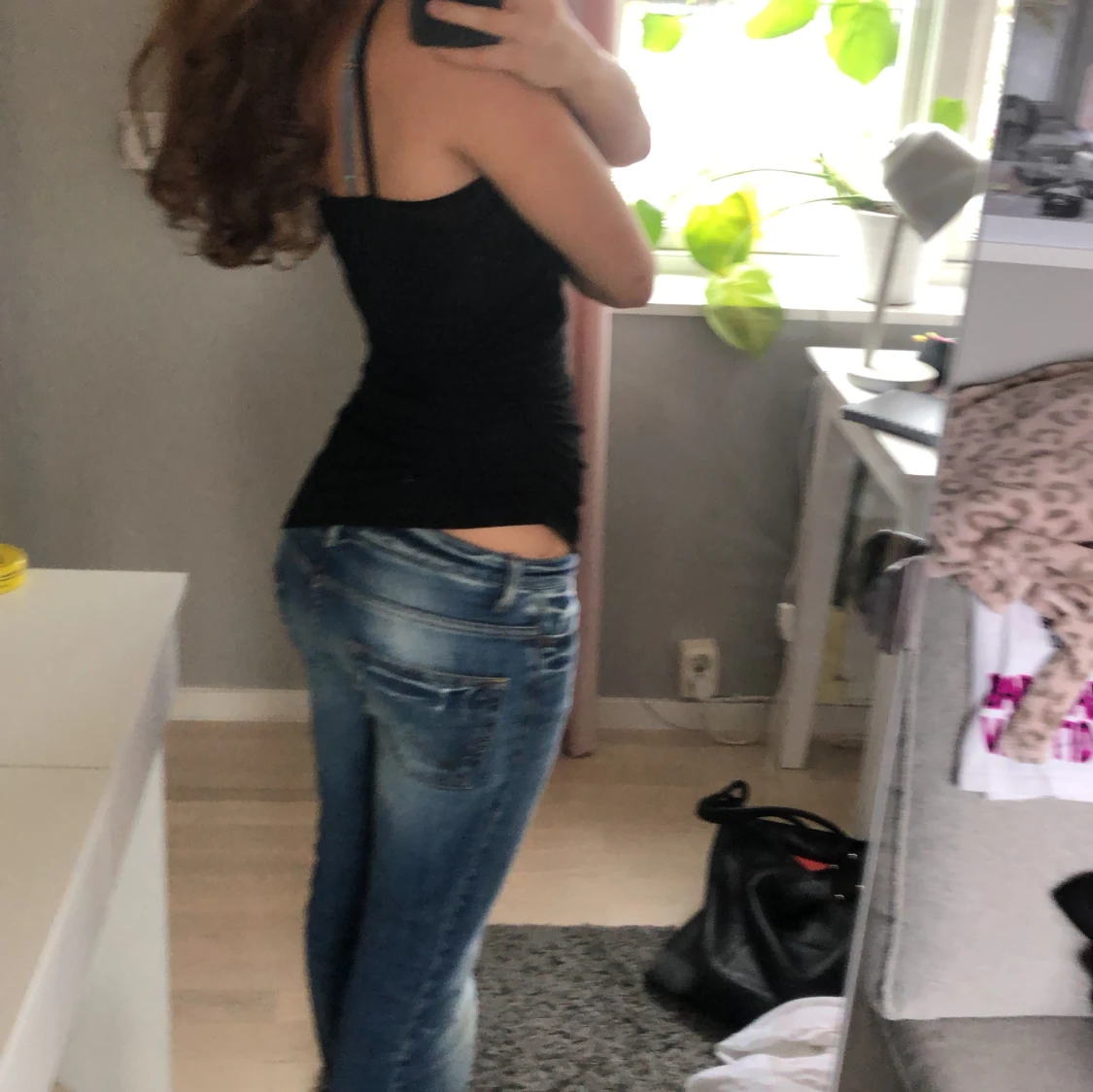 Svart tight linnetopp med smala axelband - 1