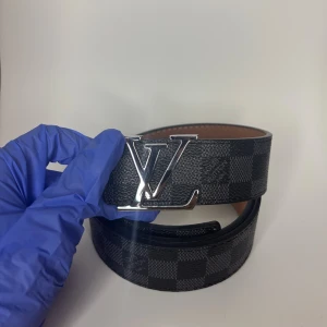 L bälte rutig - Helt nya bälten hos oss, kommer bra packat och helt inplastad till dig!