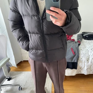 Svart dunjacka - Svart dunjacka från asos i storlek S. Inga repor, hål eller märken, den e väldigt varm o perfekt till vintern