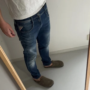 Replay Anbass jeans mörkblå herr - Snygga Replay Anbass jeans i mörkblå tvätt. Använt sparsamt med inga defekter. Strlk 32