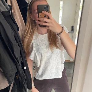 Vit blus med volang från Zara - Vit volangblus från Zara. Knappt använd.