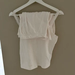 Vit linnetopp med spets + matchande byxor - Ett supersött mjukis set och även som pyjamas, matchande byxor och linne!